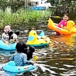 Anak-anak bermain di tengah banjir Martapura, Kalsel.