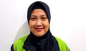 Dessy Meranti (32), seorang wanita pekerja Ojek Online