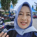 Kepala Dinas Perpustakaan dan Kearsipan Provinsi Kalimantan Selatan, Sri Mawarni di lokasi rest area posko 1 Kantor Dispersip Kalsel, Minggu (28/12/2025). (Foto: Leon)