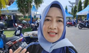 Kepala Dinas Perpustakaan dan Kearsipan Provinsi Kalimantan Selatan, Sri Mawarni di lokasi rest area posko 1 Kantor Dispersip Kalsel, Minggu (28/12/2025). (Foto: Leon)