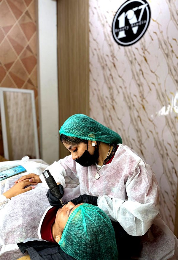 Pelayanan kecantikan yang dilakukan RV Studio.