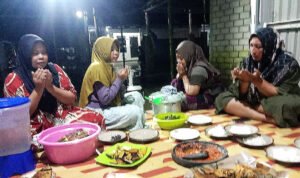 BERDOA- Sebelum makan-makan. berdoa dulu.