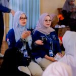 Dhea bersama rekannya.